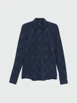 Camisa de manga larga para hombre, color azul marino, con cuello camisero y botones frontales. Presenta un patrón geométrico sutil en relieve o jacquard.