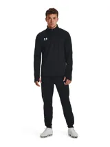 Pantalón deportivo Under Armour Challenger de hombre, color gris con detalles en naranja y logo de la marca en blanco.
