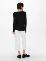 Sweater negro de punto con cuello redondo y mangas largas. Tejido suave y de alta calidad.