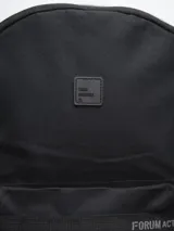 Mochila con estampado tie-dye en tonos grises y blancos, con bolsillo frontal con cierre y logo "Forum Active" estampado. Incluye bolsillo lateral de red para botella.