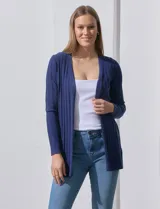 Cardigan azul en tejido acanalado con mangas largas.