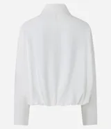 Campera blanca de viscolino, modelo globo, con cuello camisero, manga larga, cierre delantero y bolsillos fake.