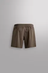 Pantalón corto deportivo color marrón oliva, con cintura elástica ajustable con cordón, bolsillos frontales y bolsillo trasero con cierre. Presenta forro interior y detalle de logo estampado en la pernera.