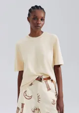 Remera color marrón claro de corte recto y mangas cortas.