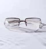 Lentes de sol plateados con forma rectangular y cristales transparentes.