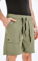 Bermuda verde militar con calce relax-fit, bolsillos delanteros con fuelle, cintura elástica y cordón de ajuste. Tejido Water Repellent de nylon y spandex.