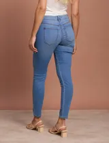 Jean skinny de tiro medio, color celeste, marca One Five One. Confeccionado en denim de algodón elastizado.