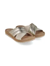 Sandalia baja con tiras de cuero metalizado color bronce y cuero negro cruzadas en el empeine, plantilla acolchada y suela flexible.