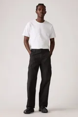 Pantalón largo de gabardina color negro, corte holgado, con bolsillos laterales tipo cargo y bolsillos traseros con solapa.