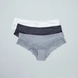 Pack de tres culottes de algodón en color blanco, gris oscuro y gris claro, con cintura elástica y detalles de encaje en los bordes.