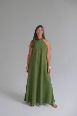 Vestido largo verde oliva de lino, con cuello halter y corte evasé.