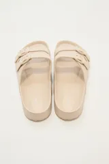 Sandalias tipo Birkenstock color beige con hebillas ajustables.