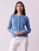 Cardigan tejido negro de algodón, marca Ninety. Escote a la base y abertura central con botones metálicos dorados. Delantera con bolsillos simulados.