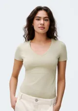 Camiseta verde claro de manga corta con cuello en V y corte entallado.