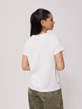 Remera blanca de algodón, corte clásico.