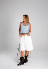 Musculosa corta celeste de crochet con terminaciones en marrón.