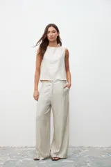 Musculosa color crudo con textura laminada, de corte recto y sin mangas.