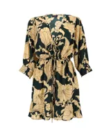 Vestido corto de playa con estampado floral en tonos beige y verde oscuro, escote en V y mangas 3/4 con puños elásticos. Tiene cordón ajustable en la cintura y volantes en el ruedo.