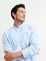 Camisa de lino color beige, de cuello mao y manga larga.