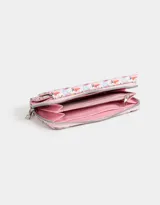 Billetera de cuerina estampada con cierre circundante y puller de material principal. Solapa con broche con botón para cerrado.