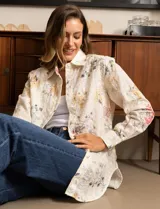 Camisa de broderie estampada, marca Adiva. Tiene cuello con solapa y abertura central con botones.
