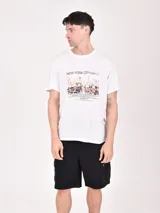 Remera negra de manga corta con estampado blanco del mapa de la ciudad de Tokio.