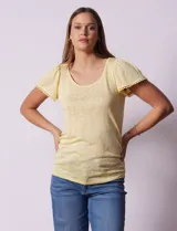 Remera tejida color amarillo, marca French Loundry. Manga corta con detalle de puntilla.