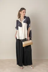 Camisa italiana color natural con estampado de hojas en distintos tonos. Corte holgado, talle único.