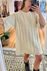 Vestido corto color borgoña con lurex y ruedo ondulado.