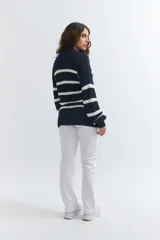 Sweater de punto navy con rayas blancas, de manga larga y corte holgado.