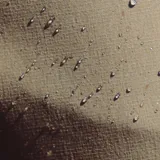 Bermuda gris de poliéster reciclado, poliéster, algodón y elastano. Tiene cintura con cordón, bolsillos traseros con cierre y tecnología de absorción de humedad.