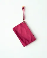 Sobre de mano color fucsia con cierre de cremallera y correa de muñeca.