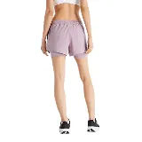 Short deportivo 2 en 1 New Balance color lila, con calza interior ajustada y short exterior holgado.