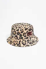 Gorro tipo bucket con estampado animal print de leopardo y logo bordado de Bimba y Lola en color rojo.