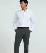 Pantalón negro de corte slim con cintura elástica y trabilla, cierre tradicional y bolsillos funcionales.