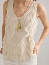 Musculosa color crema con textura, corte holgado y escote en V.