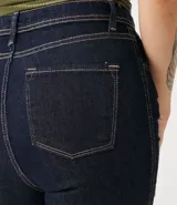 Pantalón de jean skinny azul oscuro, marca Blue Steel, confeccionado en algodón, poliéster y elastano.