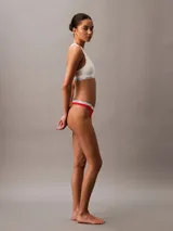 Colaless roja de algodón elástico con cintura elástica blanca con logo Calvin Klein.