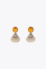 Aros metálicos dorados tipo botón con colgante de diferentes piezas realizadas en resina a color: círculo color ámbar, triángulo color gris y trapecio color crema. Cierre con tuerca.