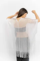 Ruana de lurex plateado con apliques de piedras y flecos.