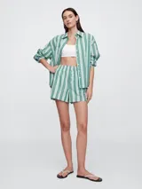 Short amarillo con finas rayas verticales negras, de corte holgado y cintura elástica.