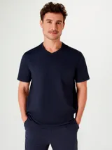 Camiseta blanca de algodón con escote en V y corte recto.