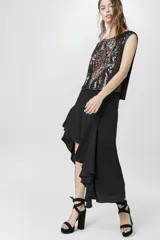 Falda midi negra con volados asimétricos.