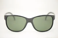 Lentes de sol con diseño estilizado en color negro, con duración UV.