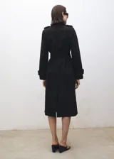 Abrigo largo negro de algodón con cinturón, cuello con solapa y doble botonadura.