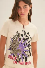 Remera color crudo de algodón con estampado de leopardo, hojas de palma y texto 'Rock in the wind'.
