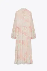 Vestido midi de cuello subido con lazada y escote pico. Manga larga, cintura elástica y estampado floral.