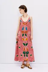 Vestido largo con escote en V, confeccionado en viscosa estampada y breteles trenzados.