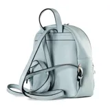 Mochila celeste de cuero sintético con textura graneada. Tiene doble cierre superior, bolsillo frontal con cierre, un bolsillo interno con cierre y otro abierto. Las correas son regulables y los herrajes son plateados.