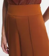 Pantalón pantalona naranja de crepe con cintura alta, corte ancho y costuras verticales en el frente.
